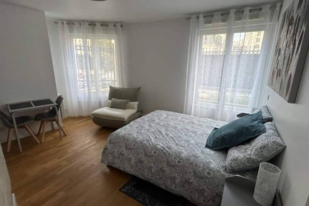 Entire apartment, Studio à Puteaux Proche de Paris La Défense Arena in Puteaux, Hauts-de-Seine