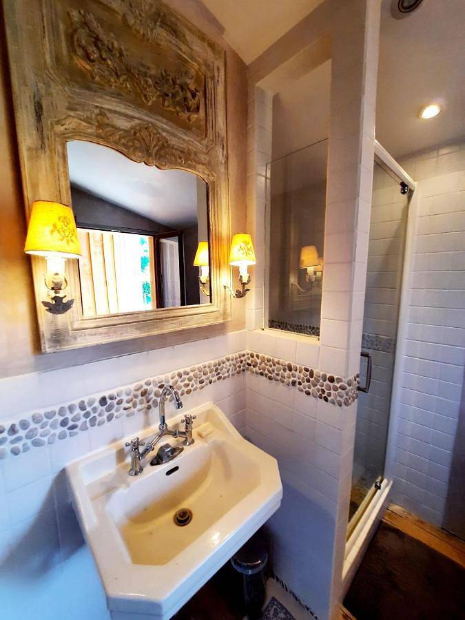 Double Room with Private Bathroom in Senlis, Oise
