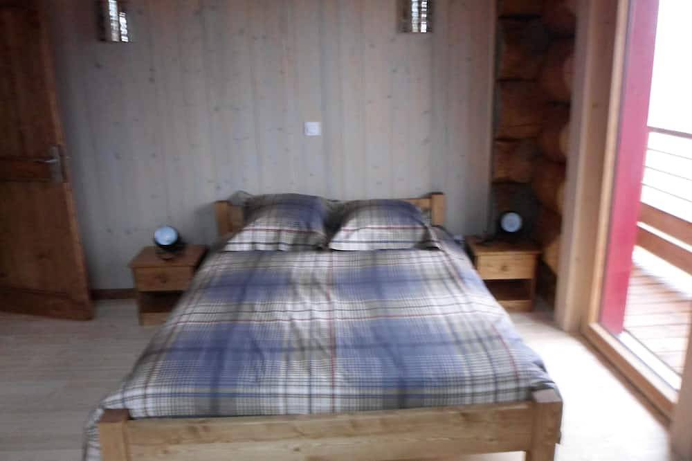 Log cabin with 25 m2 terrace and unobstructed view in La Pesse, Regionaler Naturpark Hochjura
