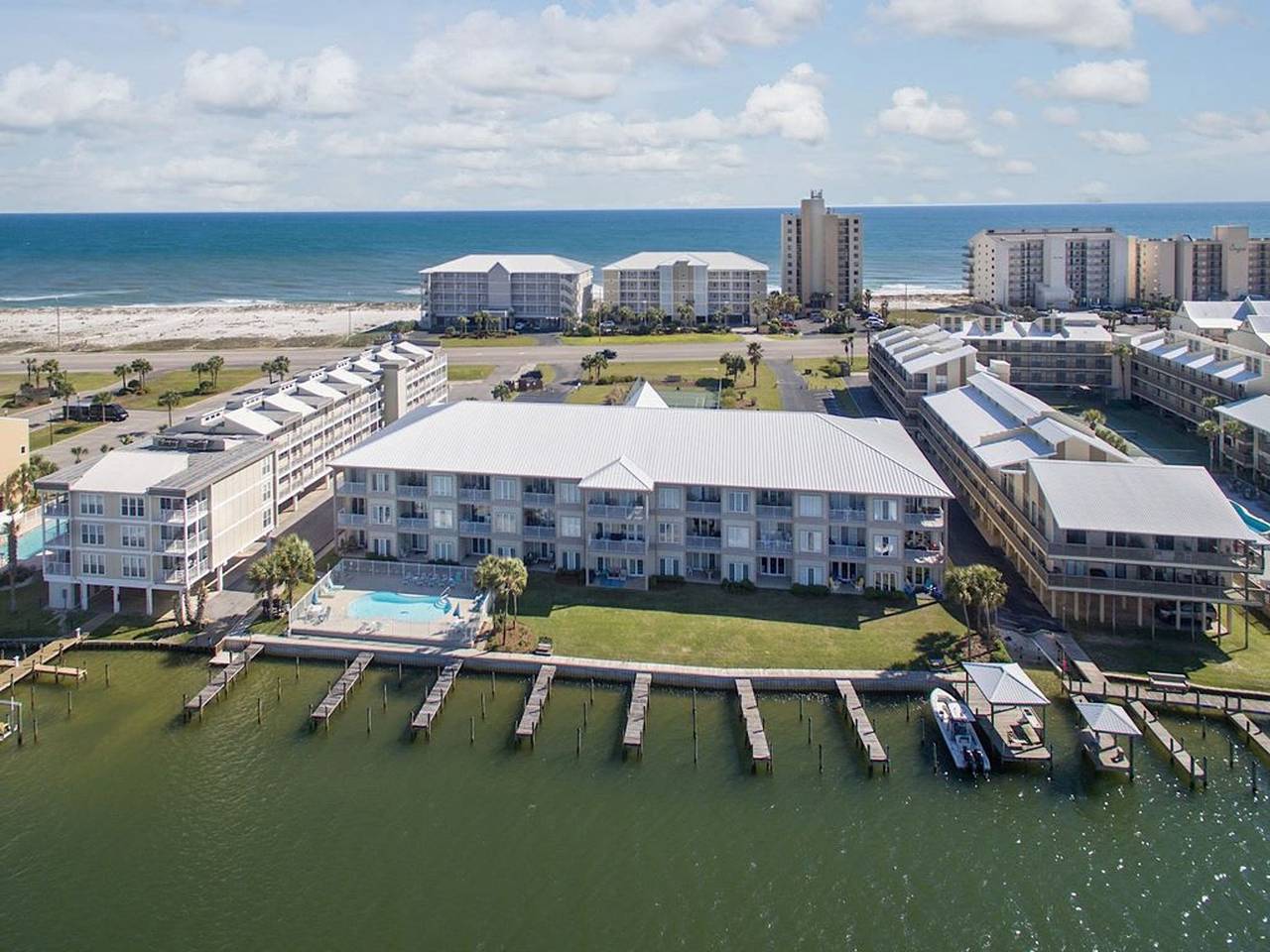 Ganze Wohnung, Dolphin Harbor 1B Bay beach access Sleeps 10 Three bedrooms 3 baths in Orange Beach, Baldwin County