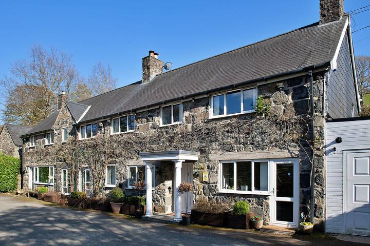 Holiday rental for 12 people, with hot tub and garden as well as terrace in Gwynedd