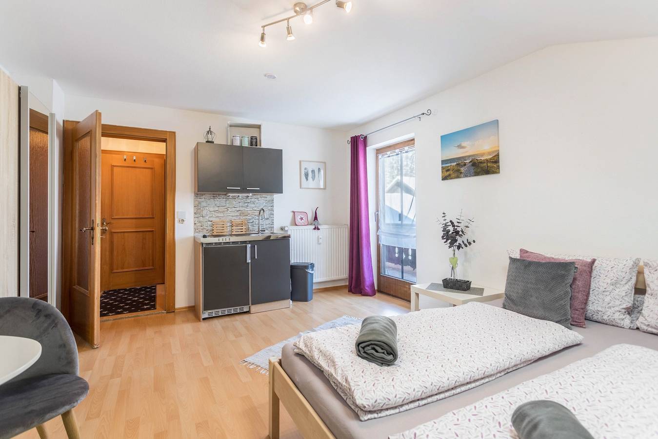 Ganzes Studio, Einzimmerapartment 'Bergblick' mit Balkon und Wlan in Frasdorf, Chiemgauer Alpen