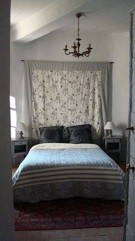 Château d'Ozenay - Chambre de la Tour Ronde Médiévale in Ozenay, Région de Mâcon