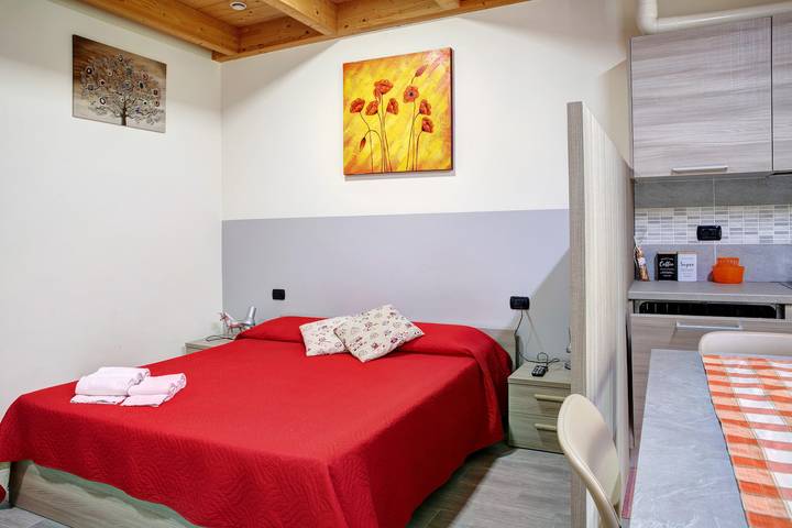 Entire studio, Studio 'Agriturismo L'isola Del Cavallo 2' with Mountain View, Shared Garden and Wi-Fi in Talamona, Alpi Orobie Occidentali