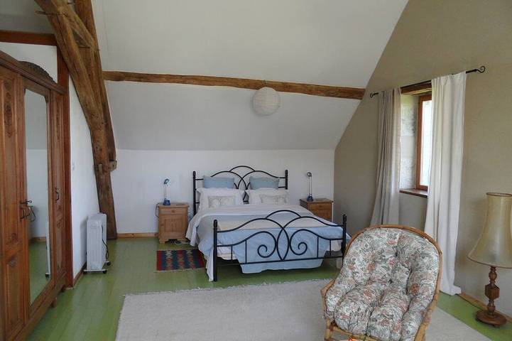 Belle maison de campagne avec vue, étang, jardin et terrasse, située dans 5 acres. in Pouzy-Mésangy, Allier