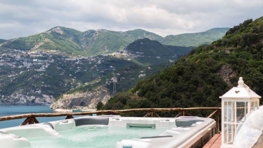 Location de vacances pour 6 personnes, avec jardin ainsi que terrasse et piscine à Maiori - 2