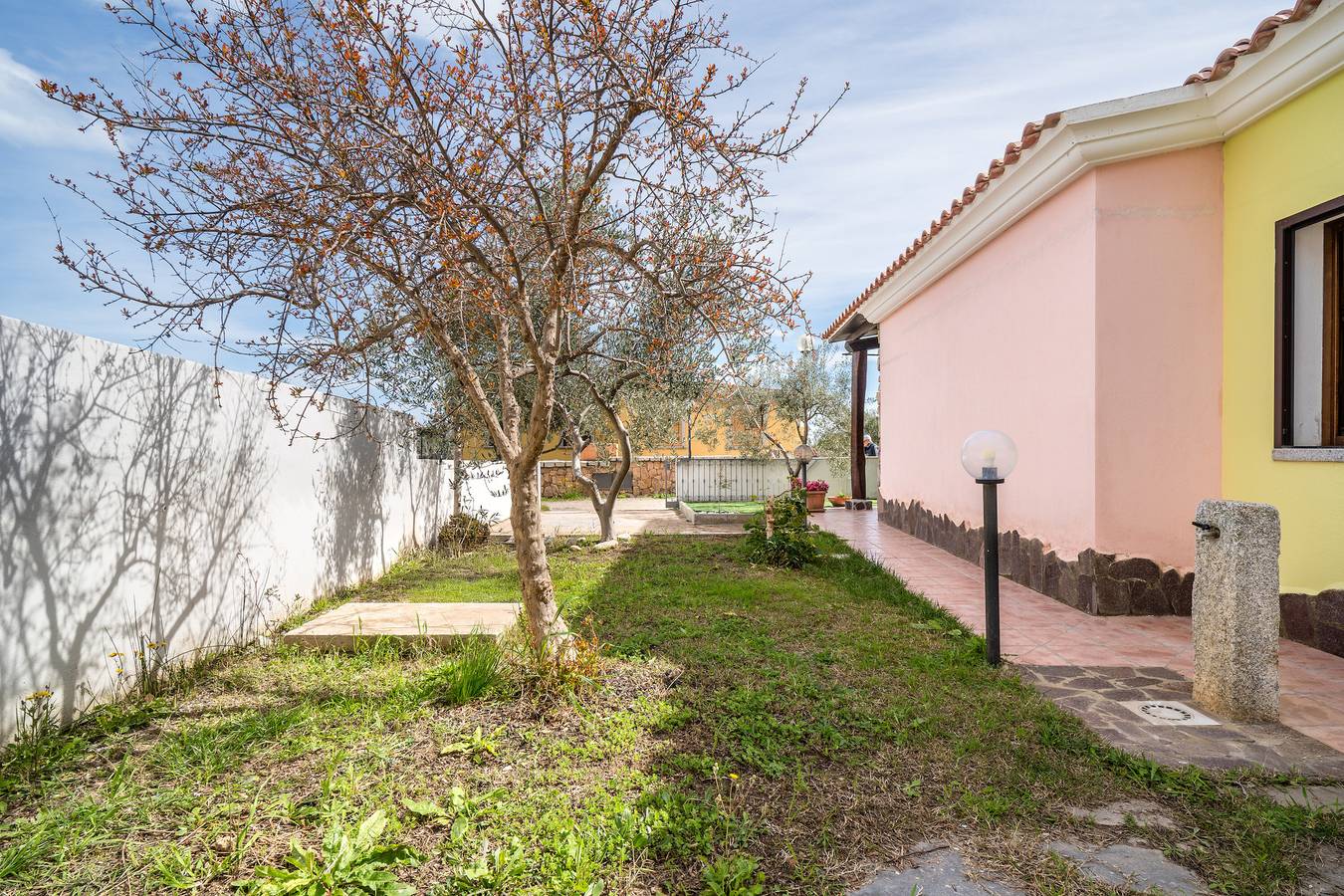 Apartamento entero, Apartamento 'Rebecca' con terraza privada y jardín privado in S'ena E Sa Chitta, Provincia de Nuoro