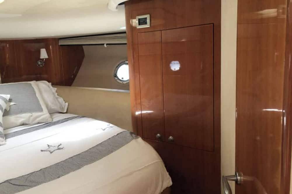 Luxury Yacht for lodging and trips Passages (2,3,4 and 8h) in Port Forum, Sant Adrià de Besòs