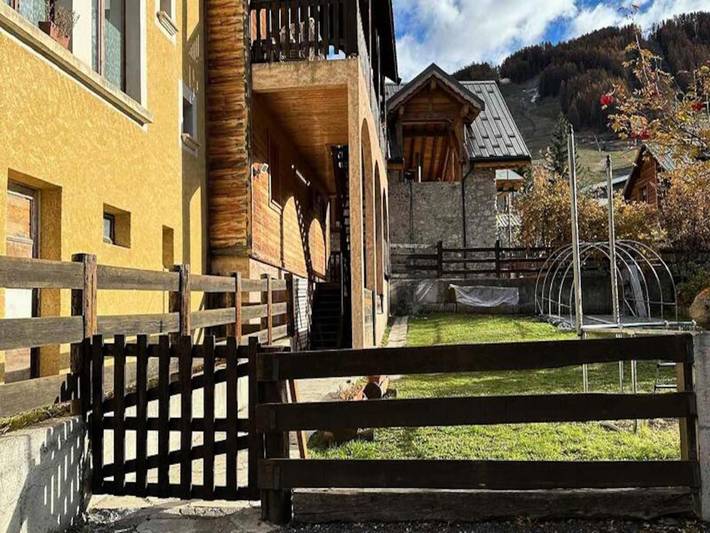 Gîte pour 10 personnes, avec balcon, adapté aux familles dans Office De Tourisme De Vars