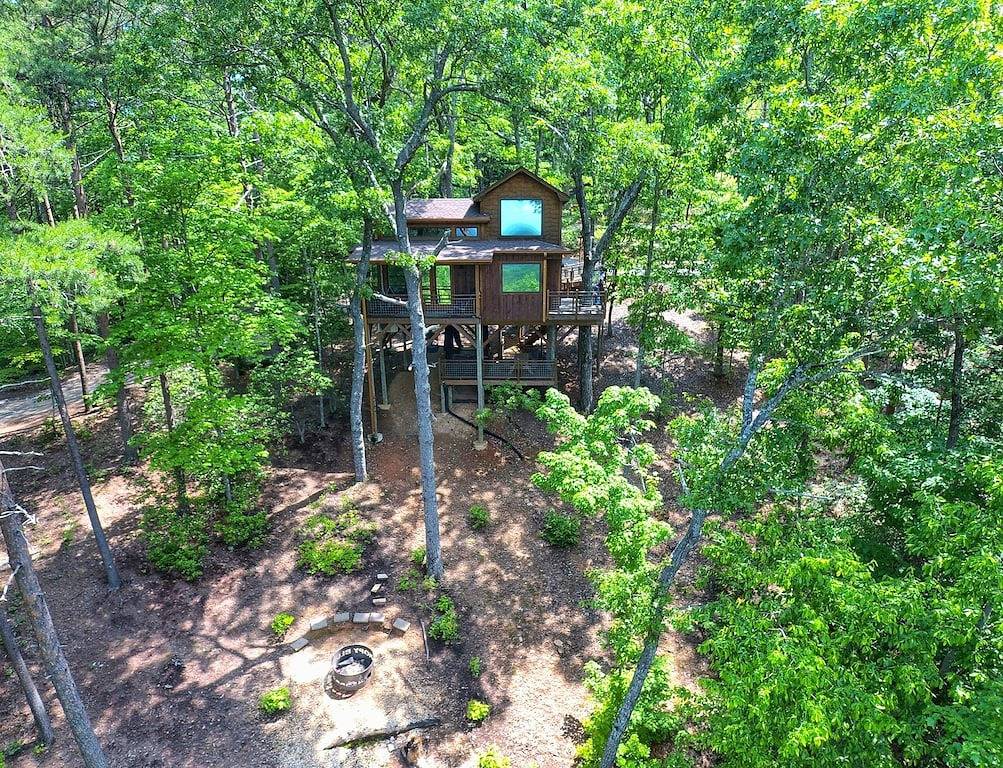 Canopy Blue Luxury Treehouse * Whirlpool, Feuerstelle, Schaukelbett, herrliche Aussicht * in Cherry Log, Chattahoochee National Forest