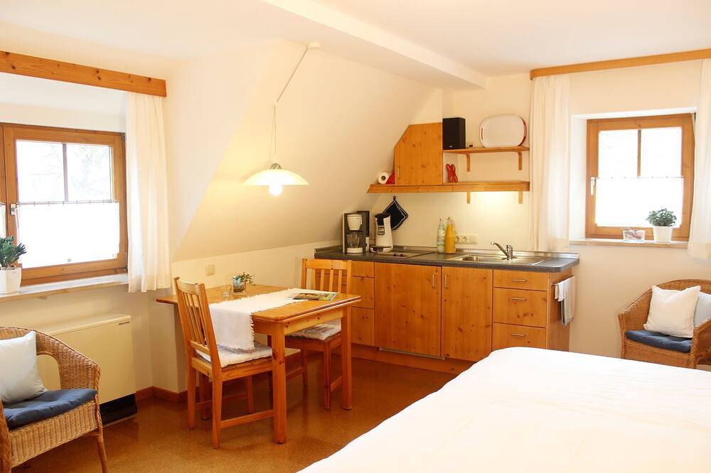 Ganze Wohnung, Gemütliches Doppelzimmer (20 qm) für bis zu zwei Personen mit Küchenzeile in Langlau, Pfofeld