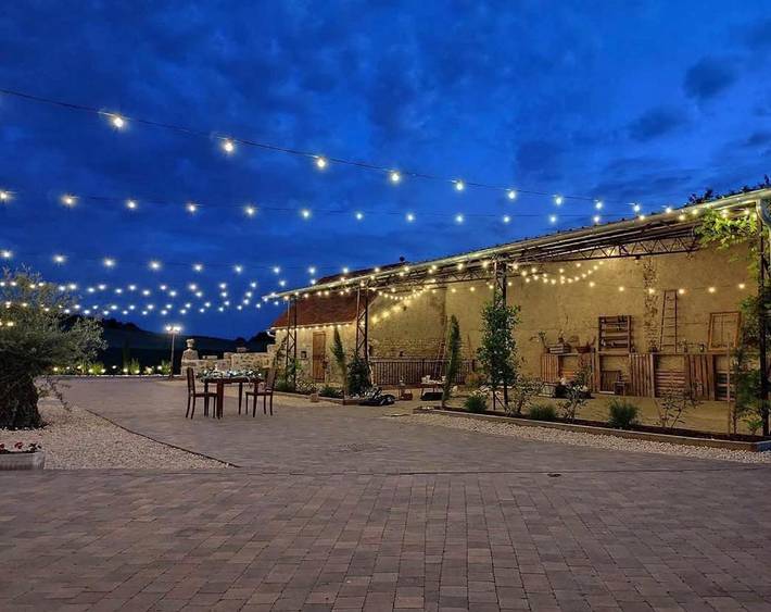 Location de vacances pour 6 personnes, avec terrasse ainsi que jacuzzi et jardin à Montaigu-le-Blin - 2