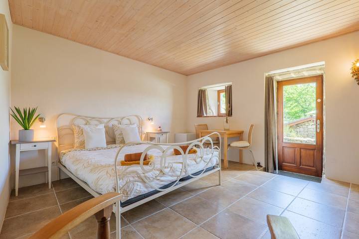 Guest Room “La Montselgues” with Mountain View, Shared Pool, Private Terrace in Sablières, Parc naturel régional des Monts d'Ardèche
