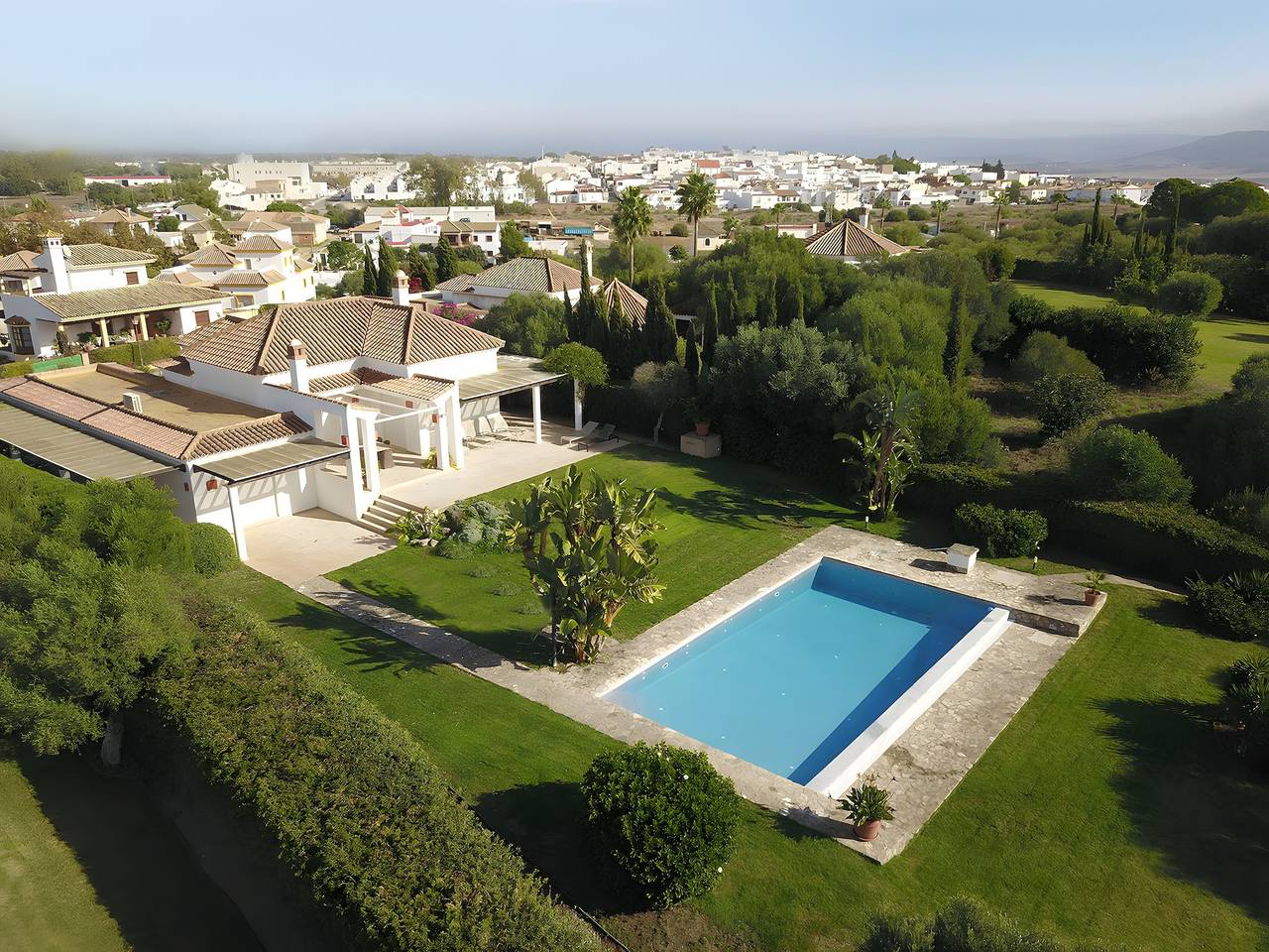 Villa Violeta con piscina, jardín y Wi-Fi in Benalup-Casas Viejas, Costa de la Luz