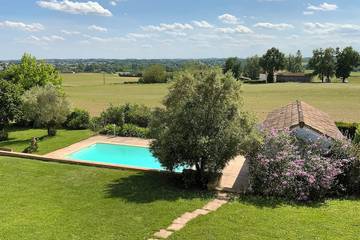 Gîte pour 10 personnes, avec jardin et balcon, animaux acceptés à Roumagne