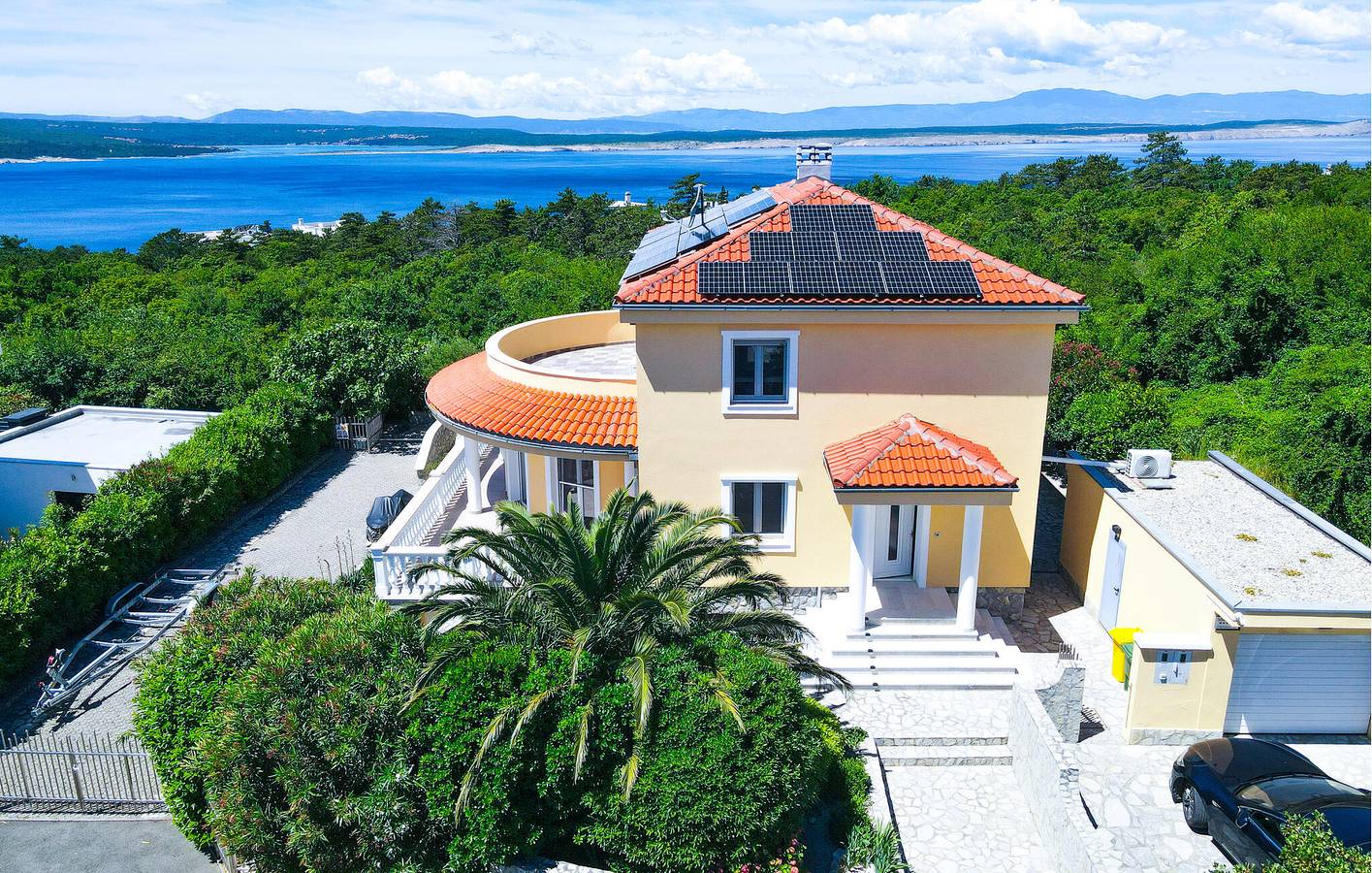 Gemütlich, nur 2,5 km vom Strand entfernt: Pool, Terrasse und WLAN – der perfekte Urlaubsort! in Crikvenica, Primorje-Gorski Kotar