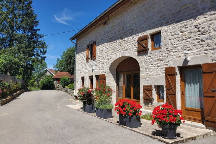 Gîte pour 4 personnes, avec terrasse et jardin à Crançot