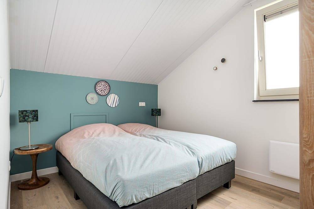 Übernachten Sie in unserem Doppelhaus-Bungalow Anker 8 Wellness, der mit einer Sauna, einem Whirlpool und einer Sonnendusche ausgestattet ist. in Akkrum, Friesland