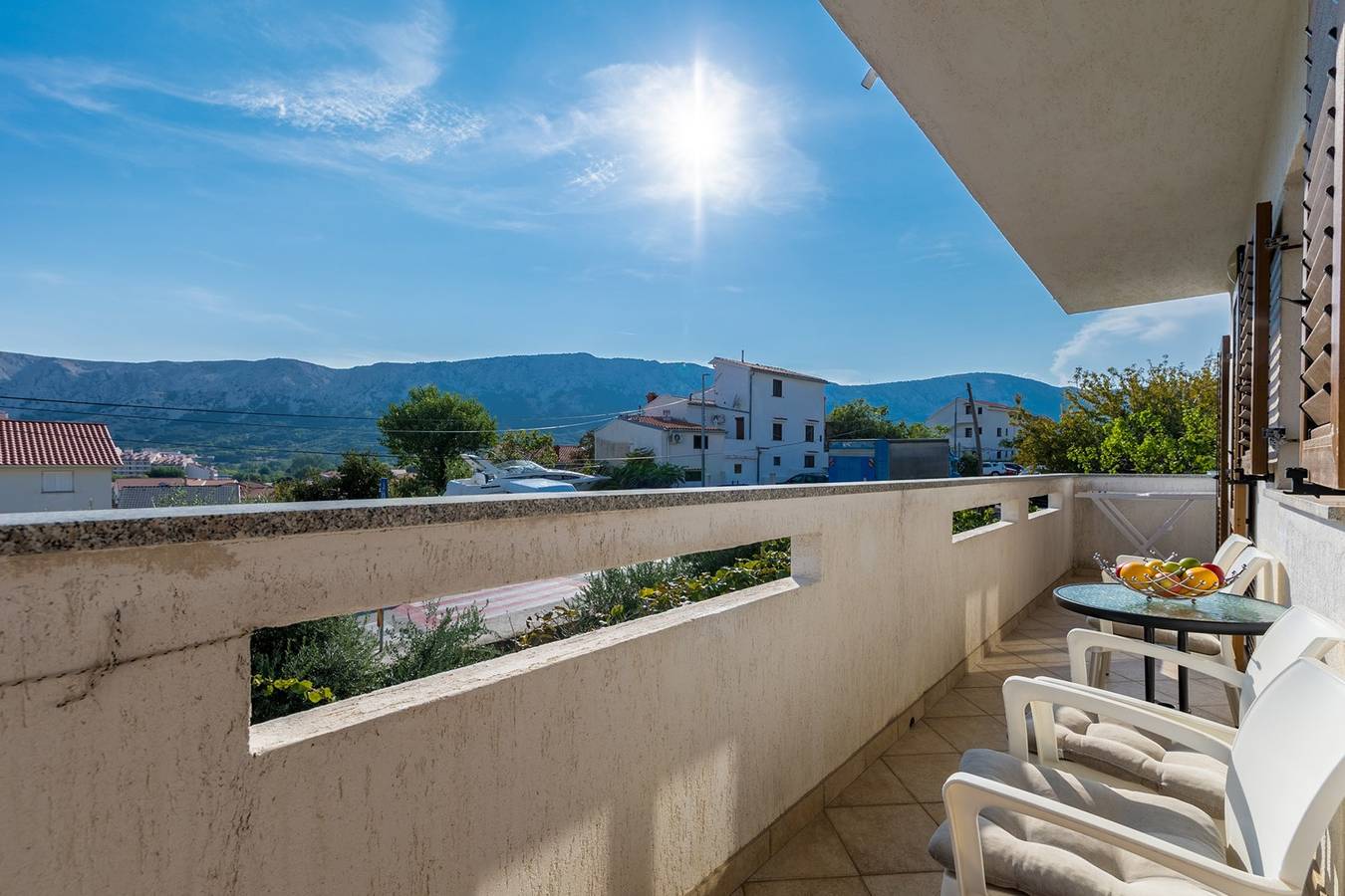 Ganze Wohnung, Wohnung im ersten Stock mit Blick auf die Berge. in Vela plaža, Baska