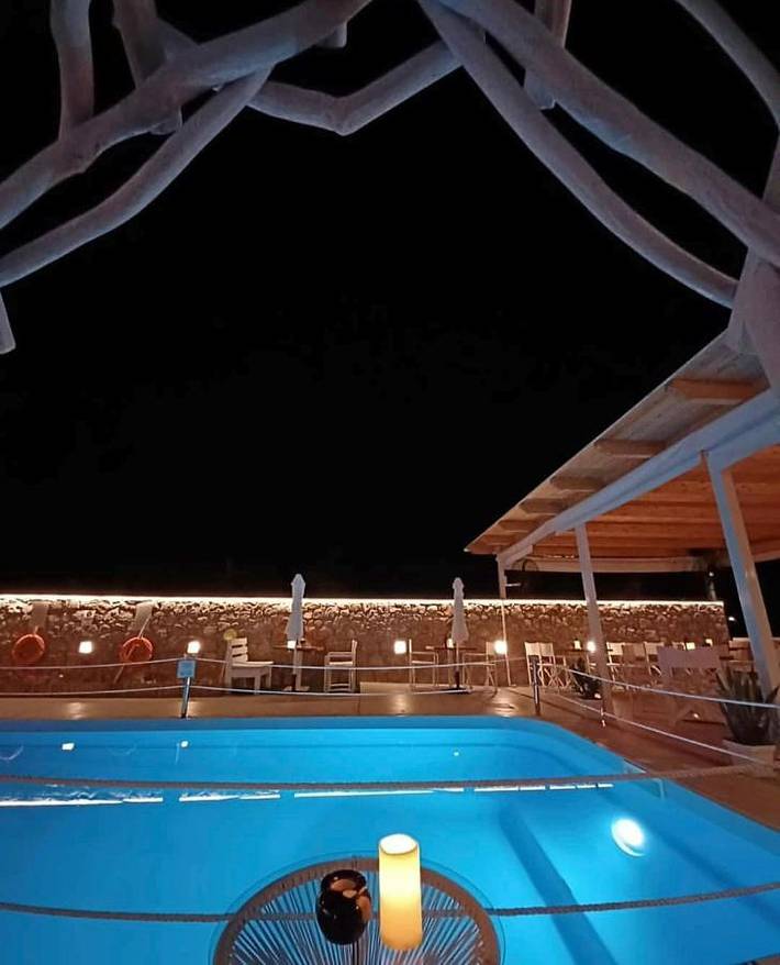 Location de vacances pour 4 personnes, avec jacuzzi ainsi que piscine et jardin, adapté aux familles dans Égine - 2