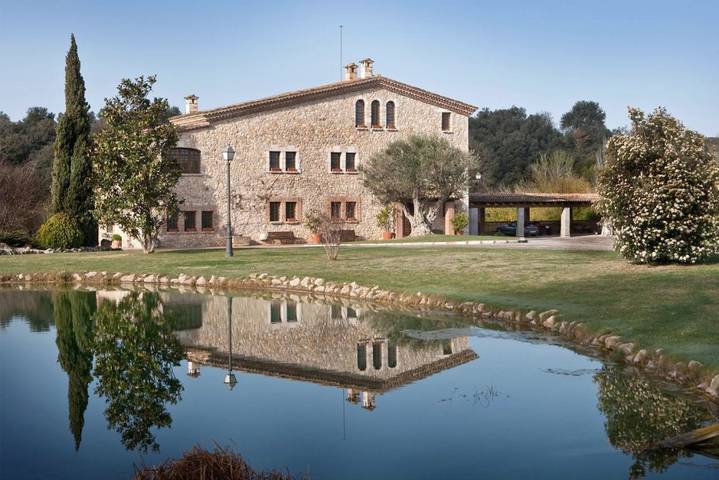 Casa rural para 18 personas, con Balcón y Jacuzzi además de Terraza y Jardín en Vilafan