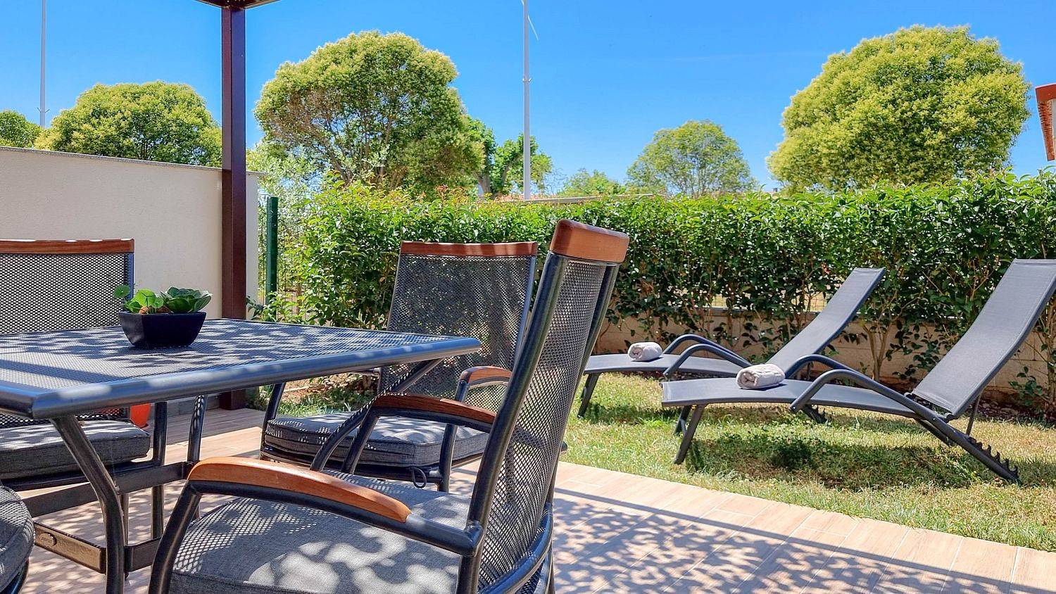 Entire apartment, Strandnahes Apartment mit Meerblick, mediterranem Garten, Liegen, Waschmaschine in Umag, Umag Region