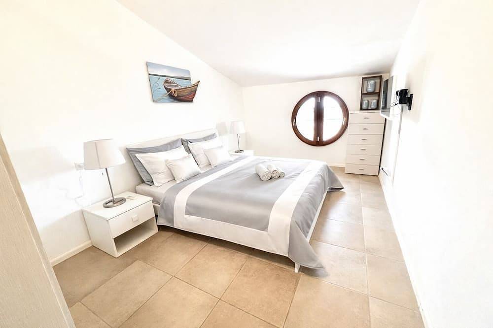 Entire apartment, Elegant Penthouse with Terrace Sinis Coast in Cabras, Stagno di Càbras