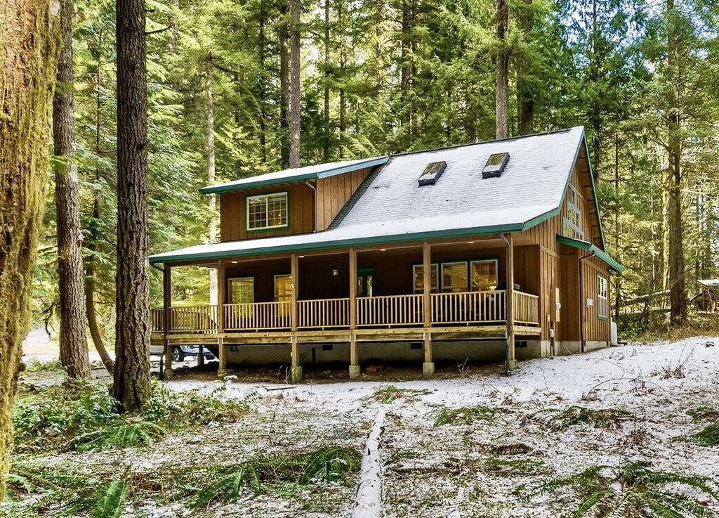 Cozy Cascade Cabin. Relaxing Hot Tub, Secluded, Spacious and Creek Nearby in Welches, Mount Hood