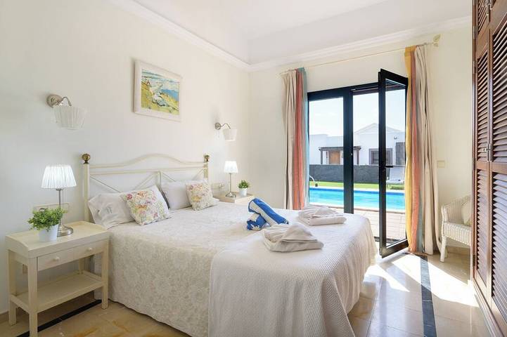 Luxusvilla mit beheiztem Pool, ökologisch, chlorfrei, Jacuzzi Wifi frei. in Montaña Roja, Yaiza
