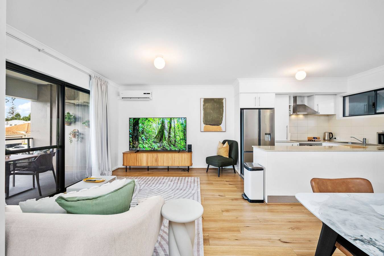 Entire apartment, Stylish 2Br with Wi-Fi (100+ Mbps), Tv big 75 inch in Perth, Western Australia