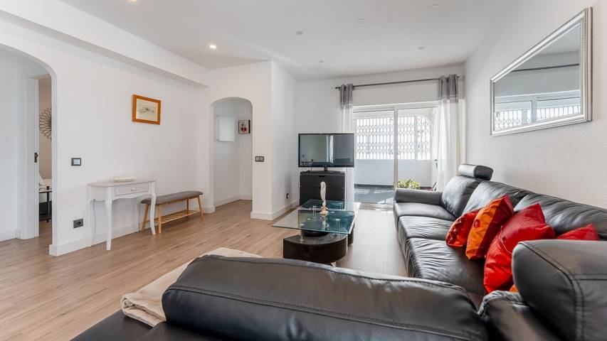 Apartamento inteiro, Cozy 2Br near Oura Beach by Lovelystay in Praia da Oura, Albufeira e Olhos de Água