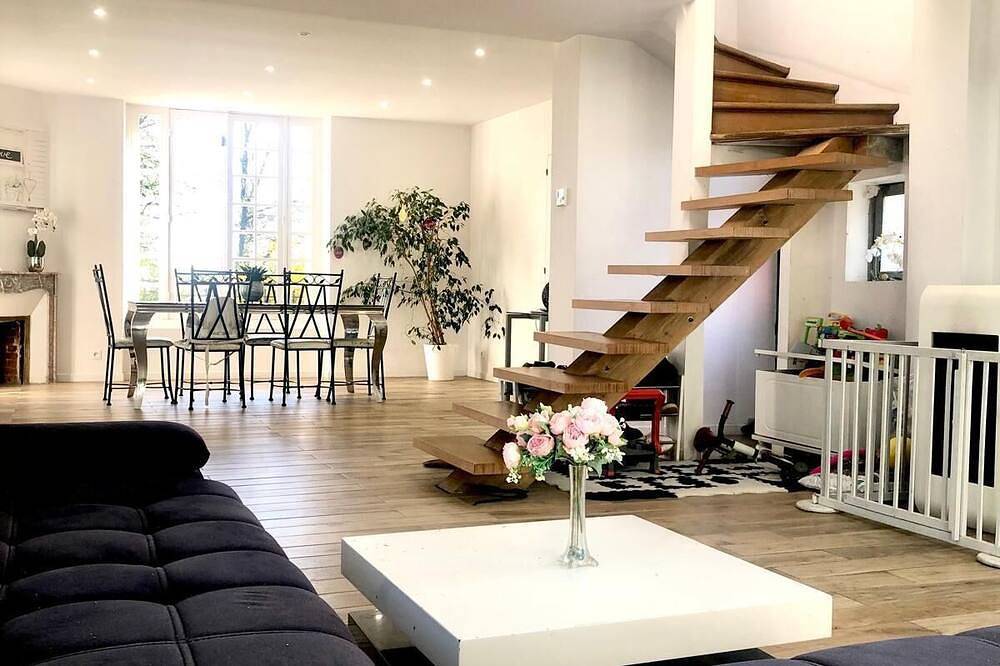 Maison bourgeoise de charme à 1h de Paris – 14 voyageurs – jardin 3 370 m² in Jouy-sur-Morin, Seine-et-Marne