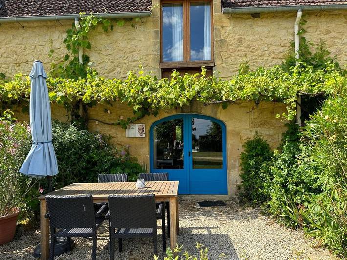 Location de vacances pour 6 personnes, avec terrasse et piscine ainsi que vue et jardin, animaux acceptés à Sainte-Mondane