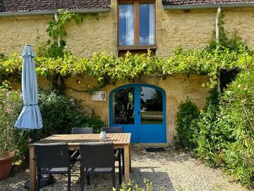 Gîte pour 6 personnes, avec jardin et piscine ainsi que vue et terrasse, animaux acceptés à Sainte-Mondane