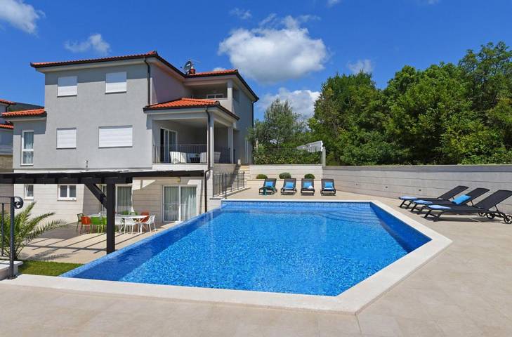BnB für 14 Personen, mit Ausblick und Garten sowie Pool in Istrien
