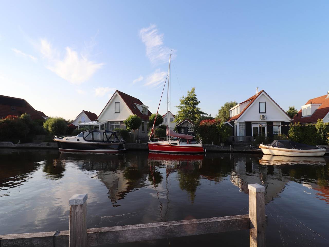 Schönes Ferienhaus am Wasser in Grou in Nationalpark De Alde Feanen