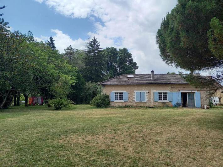 Location de vacances pour 8 personnes, avec Terrasse et Jardin ainsi que Piscine et Vue à Eyliac