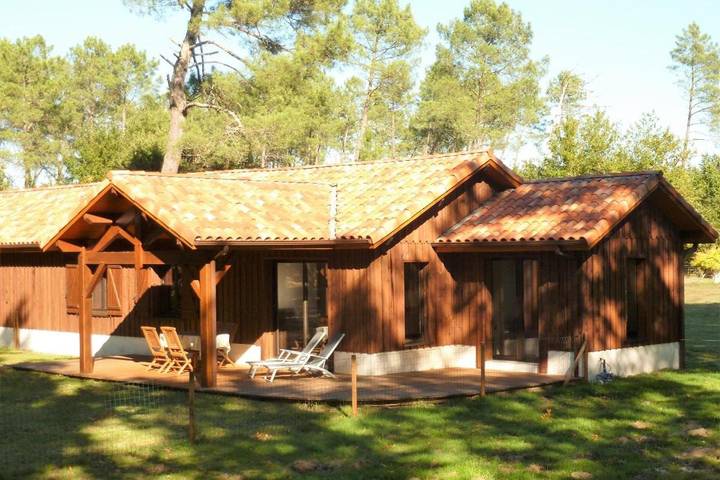 Location de vacances pour 4 personnes, avec vue et terrasse ainsi que piscine et jardin à Pissos