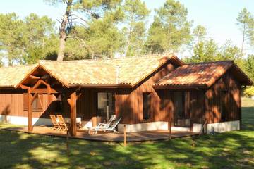 Cottage pour 4 personnes, avec jardin et terrasse ainsi que piscine et vue à Pissos