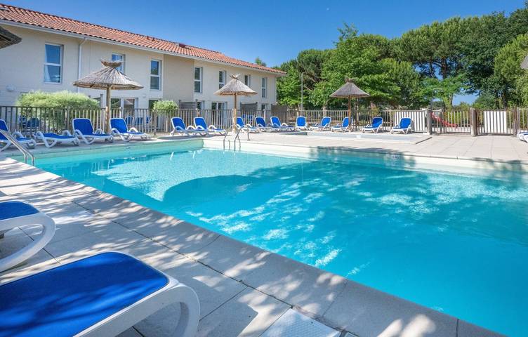 Location de vacances pour 2 personnes, avec Balcon et Terrasse ainsi que Jardin et Bassin pour enfant à Hourtin