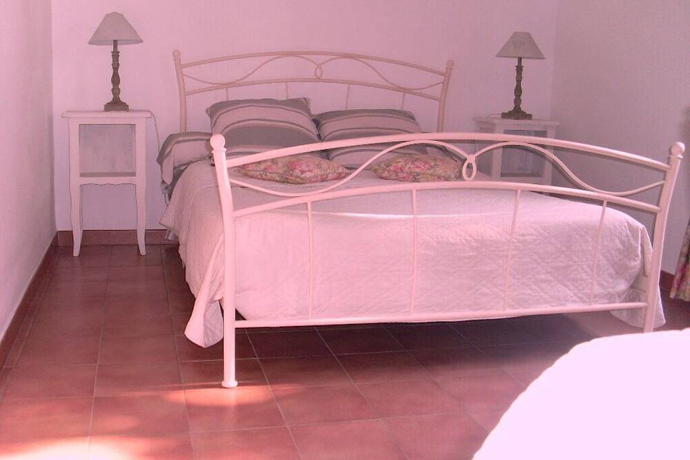 Country house. quiet nature location starry village, altitude800 m in Vachères, Regionaler Naturpark Luberon