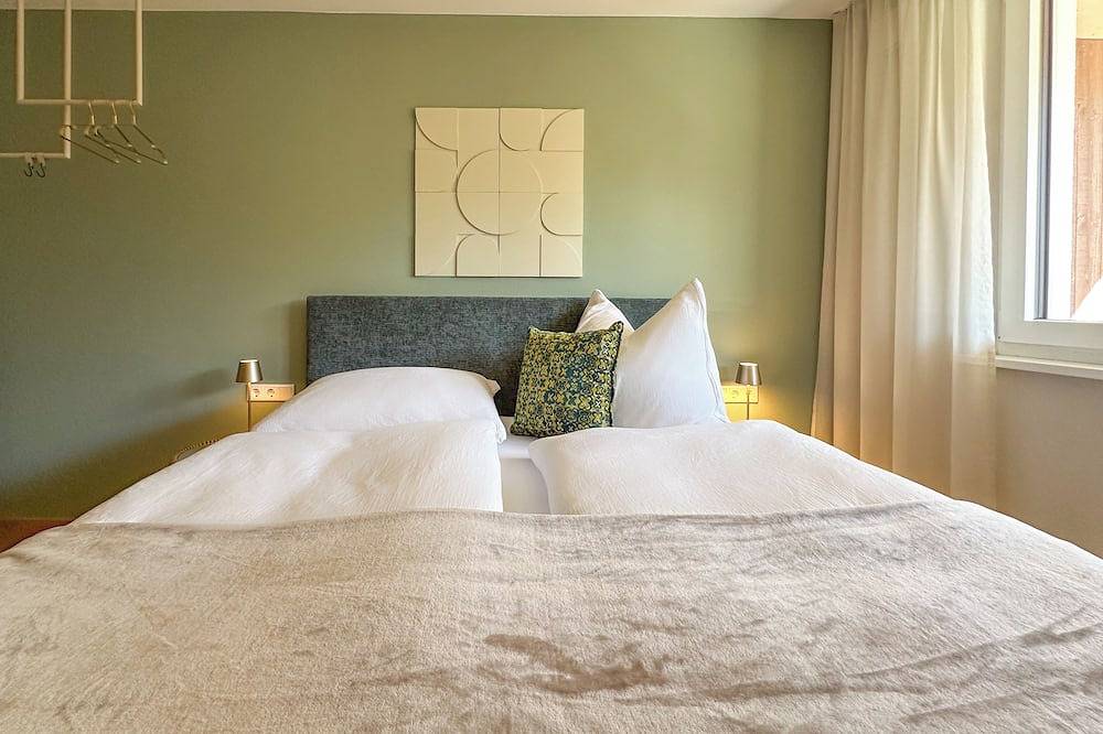 Ganze Wohnung, \"Four\" - Premium Apartments Seekirchen, 3-Zi-Apartment mit Balkon in Seekirchen am Wallersee, Bezirk Salzburg-Umgebung