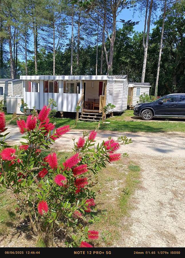 Camping pour 6 personnes, avec terrasse ainsi que jacuzzi et piscine, adapté aux familles