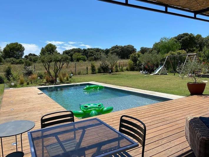 Location de vacances pour 6 personnes, avec vue ainsi que piscine et jardin à Assas (Hérault)
