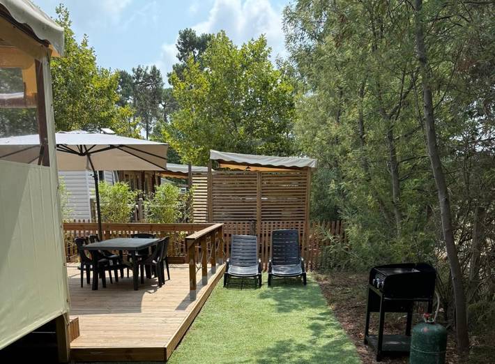 Camping pour 4 personnes, avec Jacuzzi et Terrasse ainsi que Jardin et Piscine dans Claouey