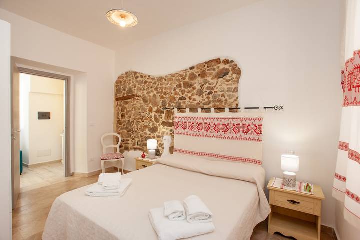 Hel lejlighed, Holiday Home 'Appartamento Irgoli - Sardegna' with Patio, Wi-Fi and Air Conditioning in Irgoli, Barbagia