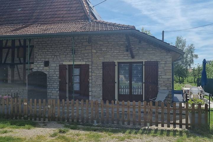 Gîte pour 6 personnes, avec terrasse et jardin dans Montret