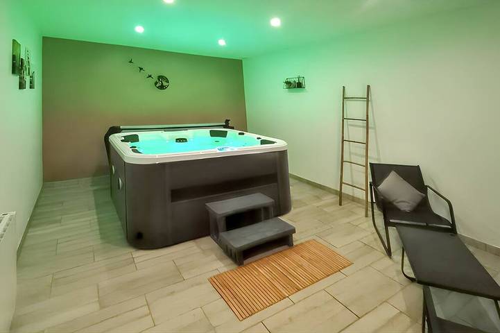 Location de vacances pour 12 personnes, avec jacuzzi et jardin à Saint-Pierre-de-Lamps