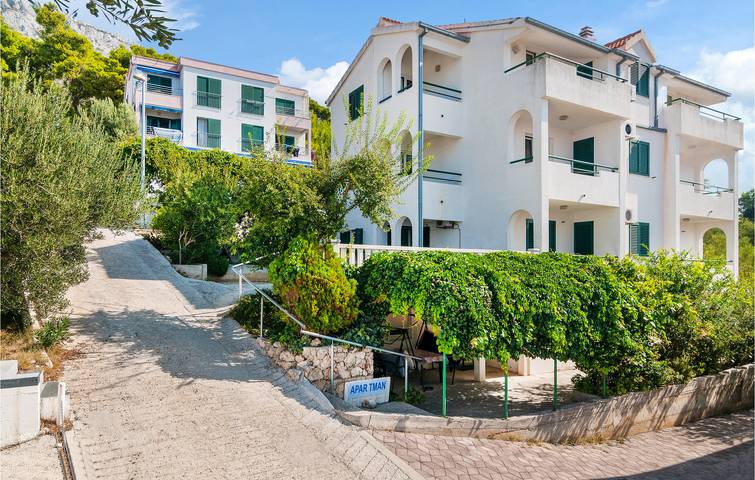 Ganze Ferienwohnung, Charmantes 200 m vom Strand entferntes Apartment mit Terrasse und Parkplatz in Stanici, Omis-Riviera
