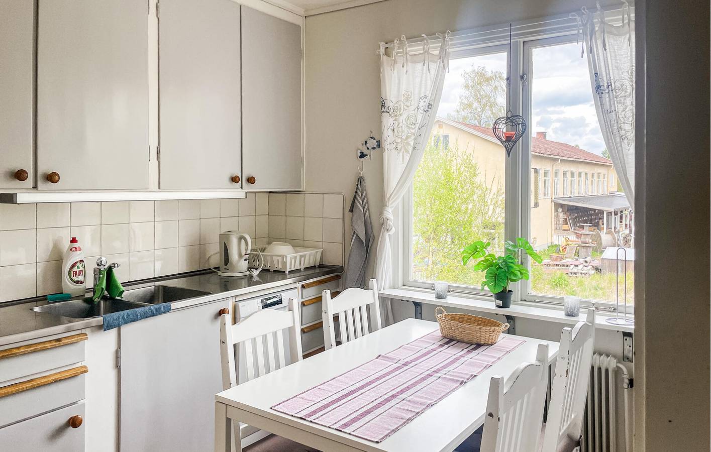 Hel semesterlägenhet, Lägenhet för 5 Personer med trädgård in Nybro